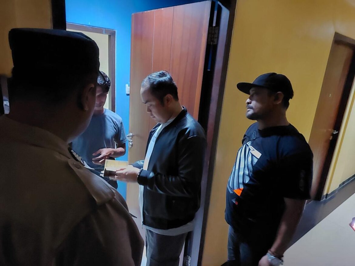 RAZIA MESUM - Anggota Polsek Banjarmasin Tengah saat razia pasangan mesum atau bukan suami istri di hotel melati, Senin (18/3/2024) malam. (foto:ist)