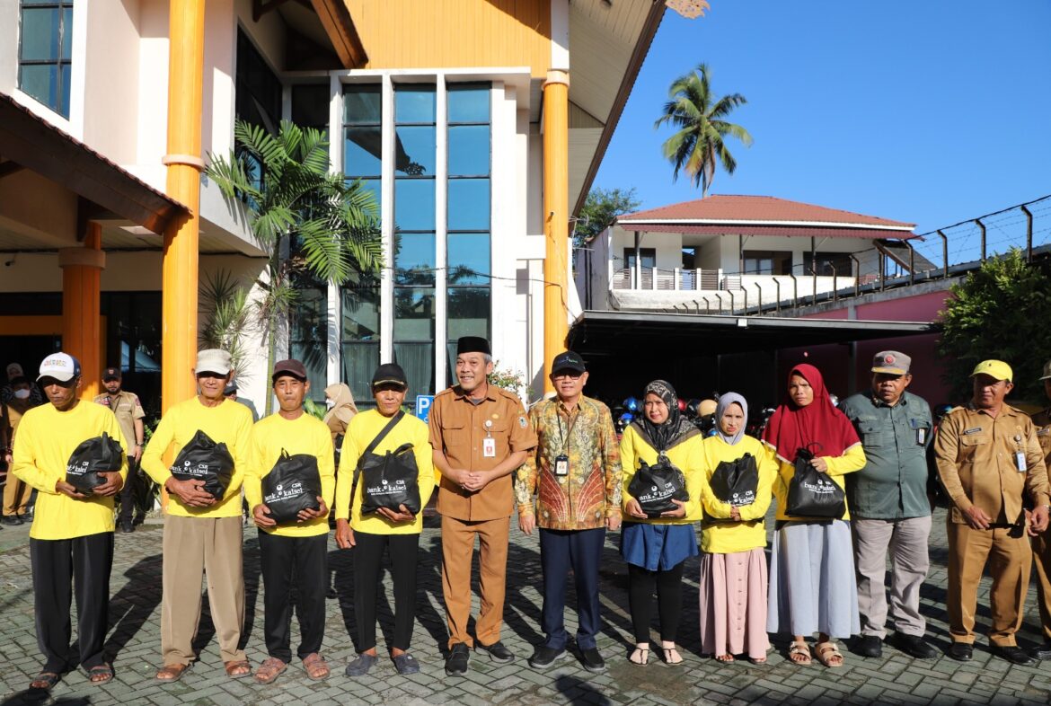 Bank Kalsel bagikan 1.000 paket sembako melalui Dinas Sosial Provinsi Kalsel kepada masyarakat terdampak banjir (foto:humas bank kalsel)