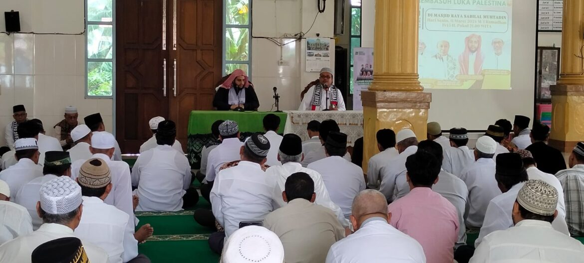 Jamaah Masjid Al Muhajirin dalam penggalangan dana untuk saudara muslim di Palestina.