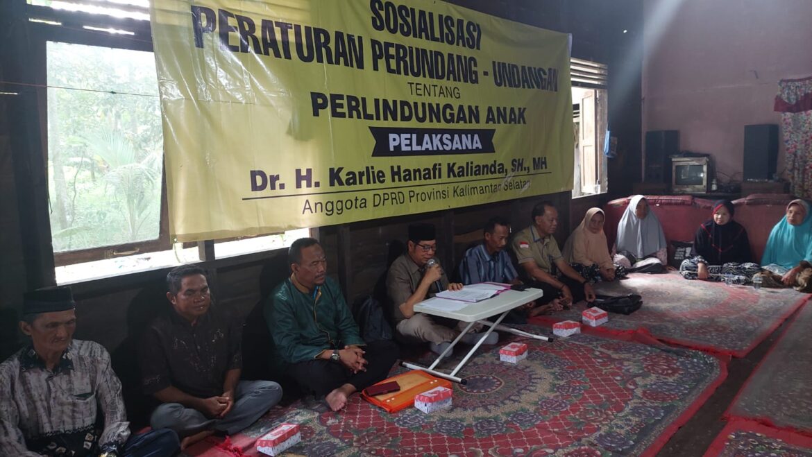 Anggota Komisi II DPRD Provinsi Kalsel Dr H Karlie Hanafi Kalianda, SH MH saat menyampaikan materi Sosialisasi Peraturan tentang Pemberdayaan Perempuan dan Perlindungan Anak di kediaman Ketua RT 03 Desa Mekarsari Kecamatan Mekarsari Kabupaten Batola.(foto : ist)