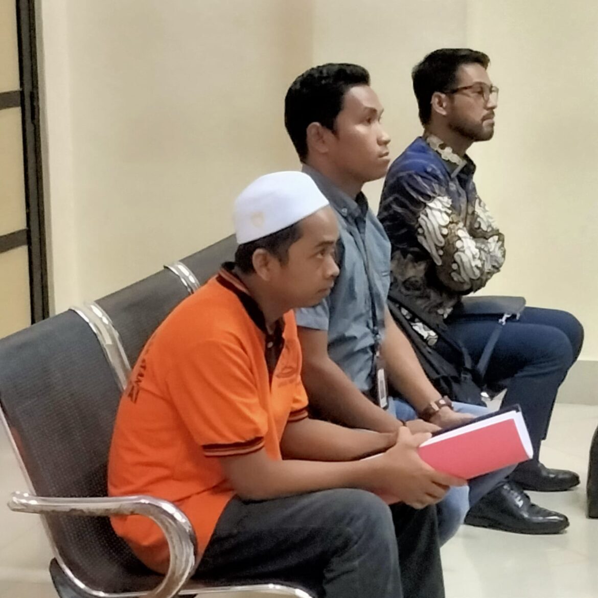 Terdakwa Taufik Rahman (baju orange) mantan pegawai Bank Perkereditan Rakyat (BPR) Amuntai Cabang Telaga Silaba sebelum mengikuti sidang di Pengadilan Tipikor Banjarmasin.