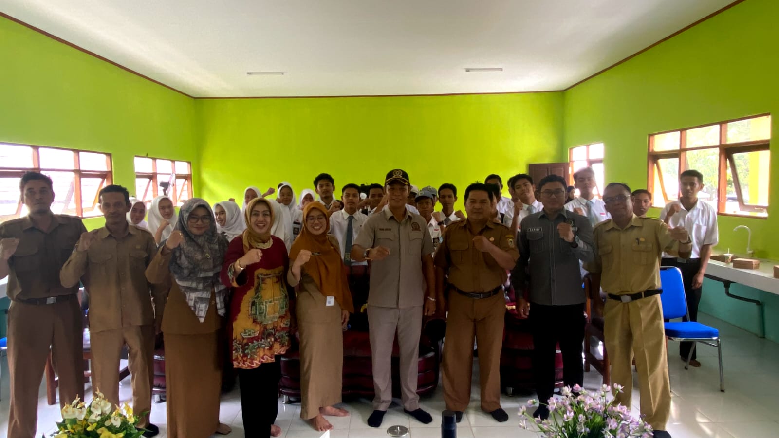 Setelah selesai pelaksanaan Sosialisasi Pelestarian Warisan Budaya di SMAN 1 Pulau Laut Tengah Kabupaten Kotabaru dilanjutkan foto bersama.(foto : ist)