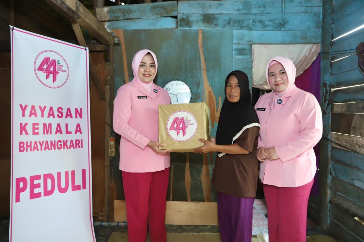 BAGI SEMBAKO - Ketua Yayasan Kemala Bhayangkari Cabang Kota Banjarmasin Lina Sabana saat menyerahkan paket sembako kepada warga tak mampu, dalam rangka HUT ke 44 Kemala Bhayangkari, Senin (25/3/2024). (foto:ist)