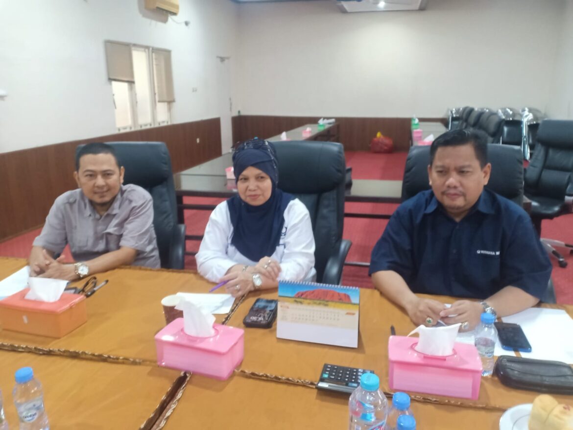Ketua DPC Hiswana Migas Kalsel Hj Muliana Yuniar didampingi Sekretarisnya H Niko Hidayat, dan Wakil Ketuanya H Irfani (foto:istimewa)