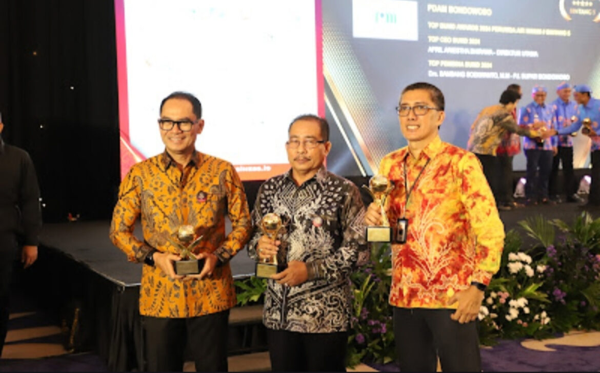 Tiga penghargaan berhasil diboyong Bank Kalsel pada ajang prestisius TOP BUMD Awards 2024 yang diselenggarakan oleh Majalah Top Business (foto:istimewa)