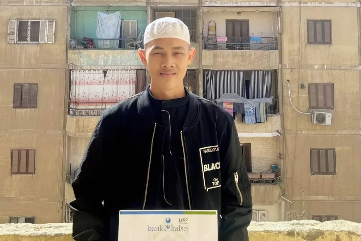 Mahasiswa Universitas Al Azhar Mesir asal Banjarmasin Muhammad Riduan yang menerima bantuan dari UPZ Bank Kalsel di Banjarmasin (foto:istimewa)