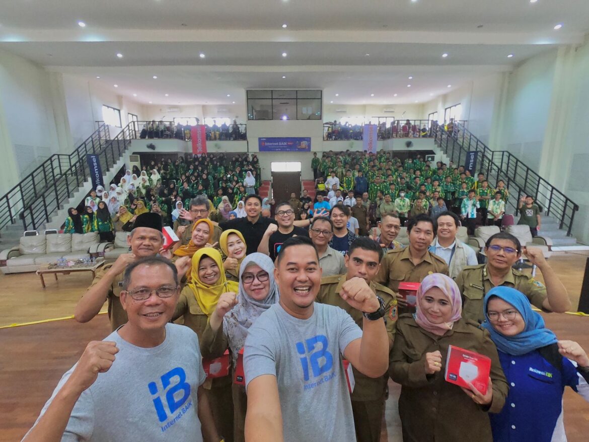 Internet BAIK Series 8 berupaya meningkatkan kualitas pendidikan melalui e-repository bahan ajar digital, memfasilitasi kolaborasi antar siswa maupun guru dari berbagai sekolah untuk berbagi ide, menerapkan strategi pengajaran terdepan, serta memaksimalkan sumber daya pendukung pembelajaran (foto:istimewa)