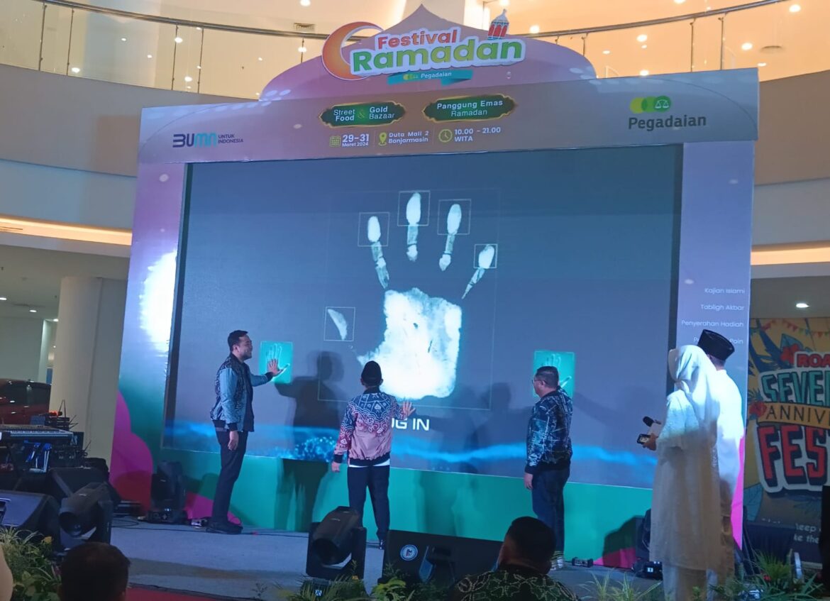 Wakil Walikota Banjarmasin H Arifin Noor bersama Pemimpin PT Pegadaian Kanwil IV Balikpapan Julianto saat Membuka Festival Ramadan Pegadaian 2024 di Duta Mall 2 Banjarmasin (foto:barito post)