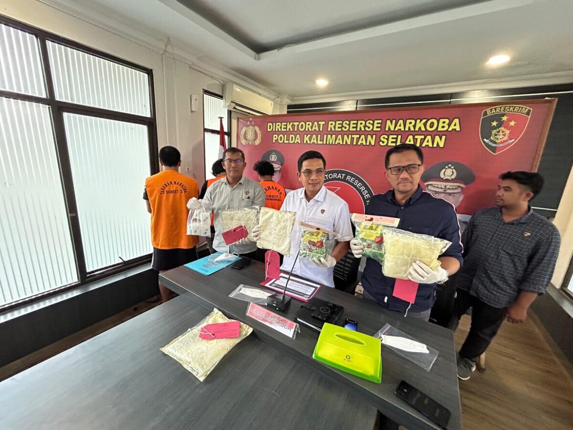 DIREKTUR Reserse Narkoba Polda Kalsel Kombes Pol Kelana Jaya di Banjarmasin, Selasa (2/4/2024), memberi keterangan pers terkait pengungkapan penyelundupan sabu-sabu dengan berat total 4,8 kilogram yang dibawa empat tersangka.(foto: iman satria-brt)