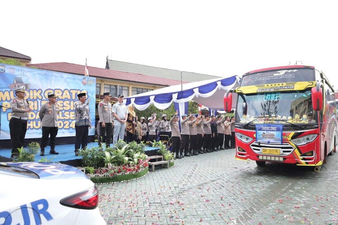 Ketua DPRD Provinsi Kalsel DR (HC) H Supian HK, SH, MH didampingi Kapolda Kalsel Irjen Pol Winarto melepas keberangkatan rombongan mudik gratis lebaran Hari Raya Idul Fitri 1445 Hijriyah di Halaman Mapolda Kalsel.(foto : humasdprdkalsel)