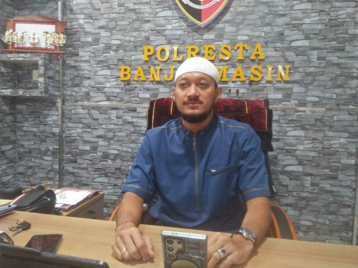 KASAT RESKRIM - Kompol Thomas Afrian selalu Kasat Reskrim Polresta Banjarmasin saat mengimbau warga yang pulang kampung berkordinasi dengan polisi, Jumat (5/4/2024). (foto:sum/brt)