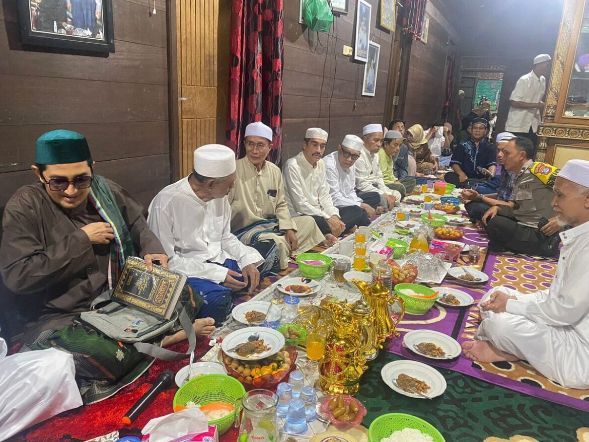 Menunggu berbuka sambil mendengarkan tausiah di kediaman H Haderiansyah, Sungai Lauk.