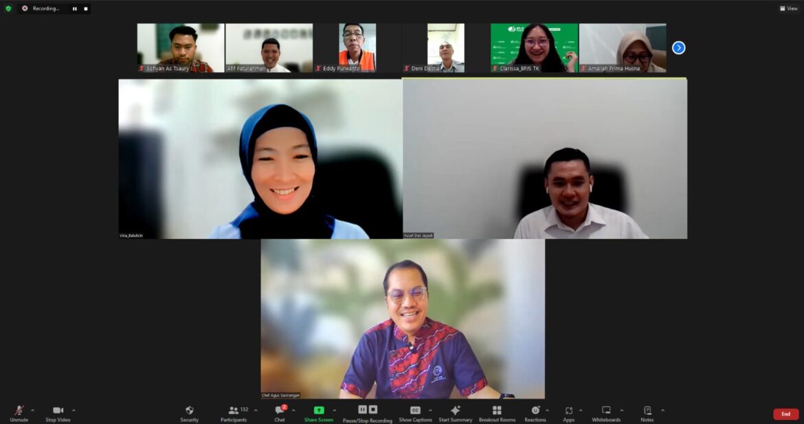 JMO TALK - Dengan mengusung tema JMO Talk "Ngobrol Asik Kemudahan Layanan JMO", BPJS Kantor Cabang Batulicin mengajak kebanggaan warga Banua  Chef Agus Sasirangan yang merupakan Runner Up Master Chef Indonesia Tahun 2011 untuk memberikan pengalamannya, Jumat (26/4/2024).(foto : ist)