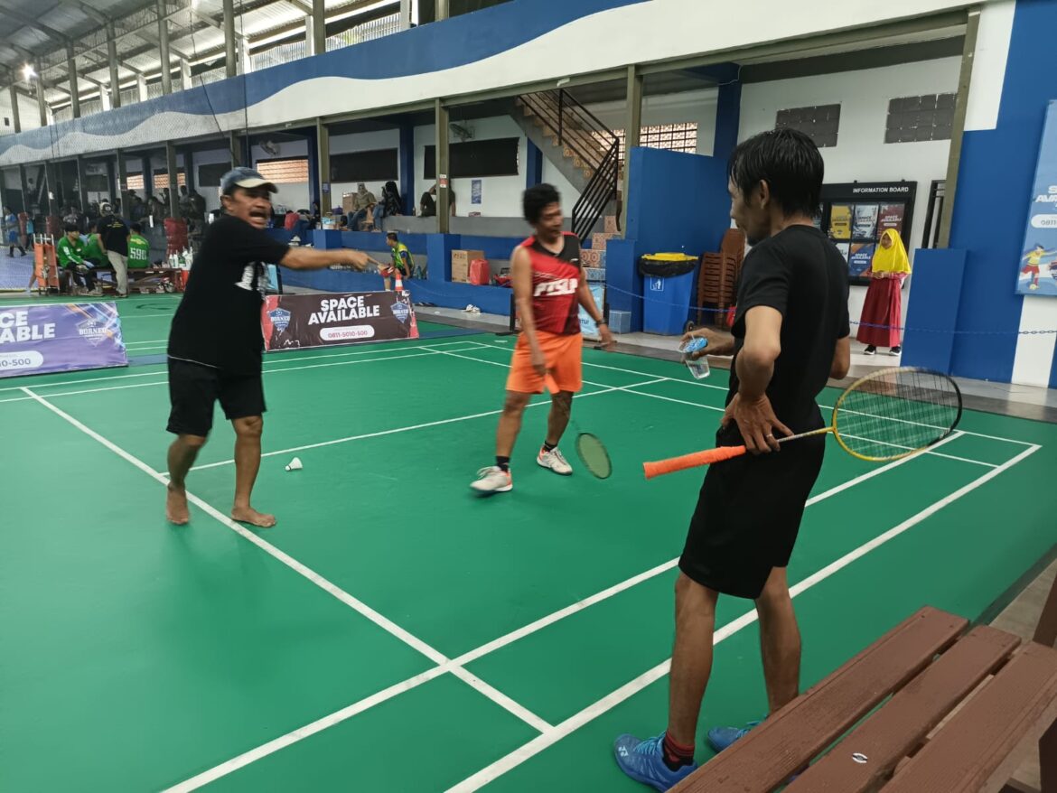 Beben memberikan arahan kepada pemain bulutangkis PWI Kalsel. (foto: Tolah/brt)