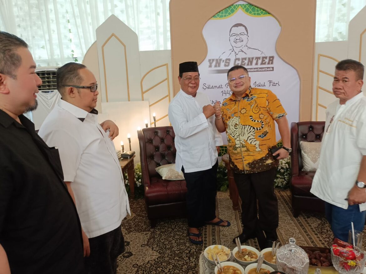 GUBERNUR Kalsel H Sahbirin Noor salam komando dengan Founder YN'S Center, Yuni Abdi Nur Sulaiman ( Foto : Mercy)