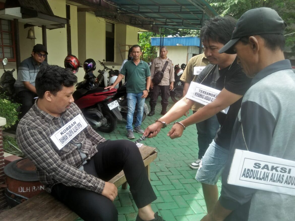 REKON PEMBUNUHAN - Pelaku pembunuhan Taufik di SBPU Lingkar Selatan Banjarmasin berinisial MA meragakan 21 adegan saat menusuk kaki korban, Senin (1/4/2024) pagi. (foto:ist)