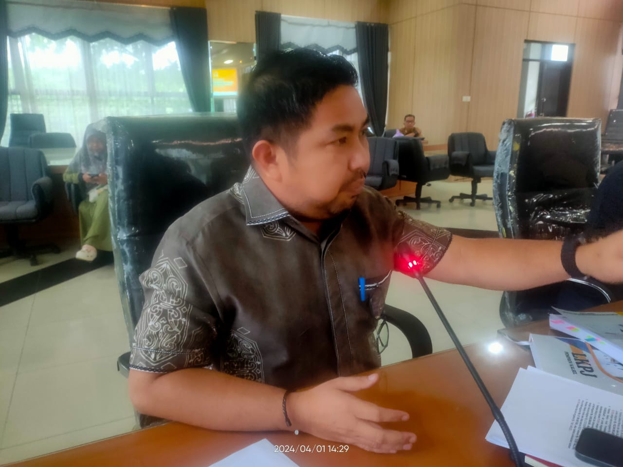 Wakil Ketua DPRD Provinsi Kalsel Muhammad Syaripuddin kritik keras LKPj Kepala Daerah Tahun Anggaran 2023 dan tahun sebelumnya copy paste.(foto : sophan/brt)