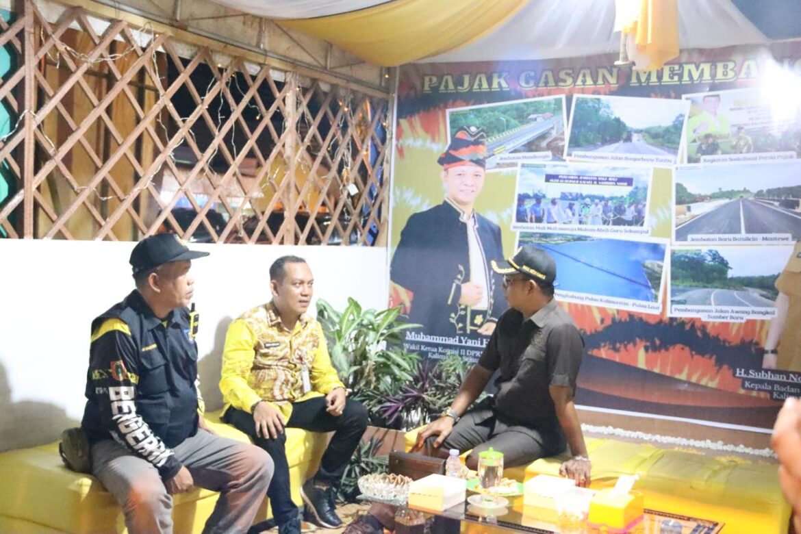 Wakil Ketua Komisi II DPRD Provinsi Kalsel Muhammad Yani Helmi saat berada di stand UPPD Samsat Batulicin yang jemput bola di Expo Tanbu untuk melayani para wajib pajak di Bumi Bersujud.(foto : ist)