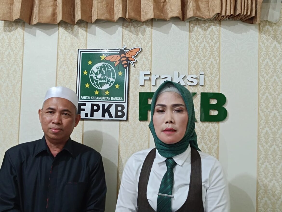 Ketua DPC PKB Kabupaten HSS Yuniarti, SH MH saat memberikan keterangan.(foto : ida laeny/brt)