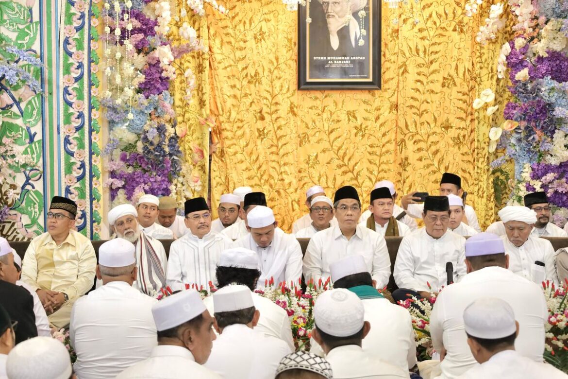 Ketua DPRD Provinsi Kalsel DR (HC) H Supian HK, SH, MH saat hadiri Haul ke-218 Datu Kelampayan di Masjid Jami Tuhfaturraghibin Kampung Dalam Pagar Ulu Kecamatan Martapura Timur Kabupaten Banjar bersama Gubernur Kalsel H Sahbirin Noor, alim ulama, habaib dan tamu undangan lainnya.(foto : humasdprdkalsel)