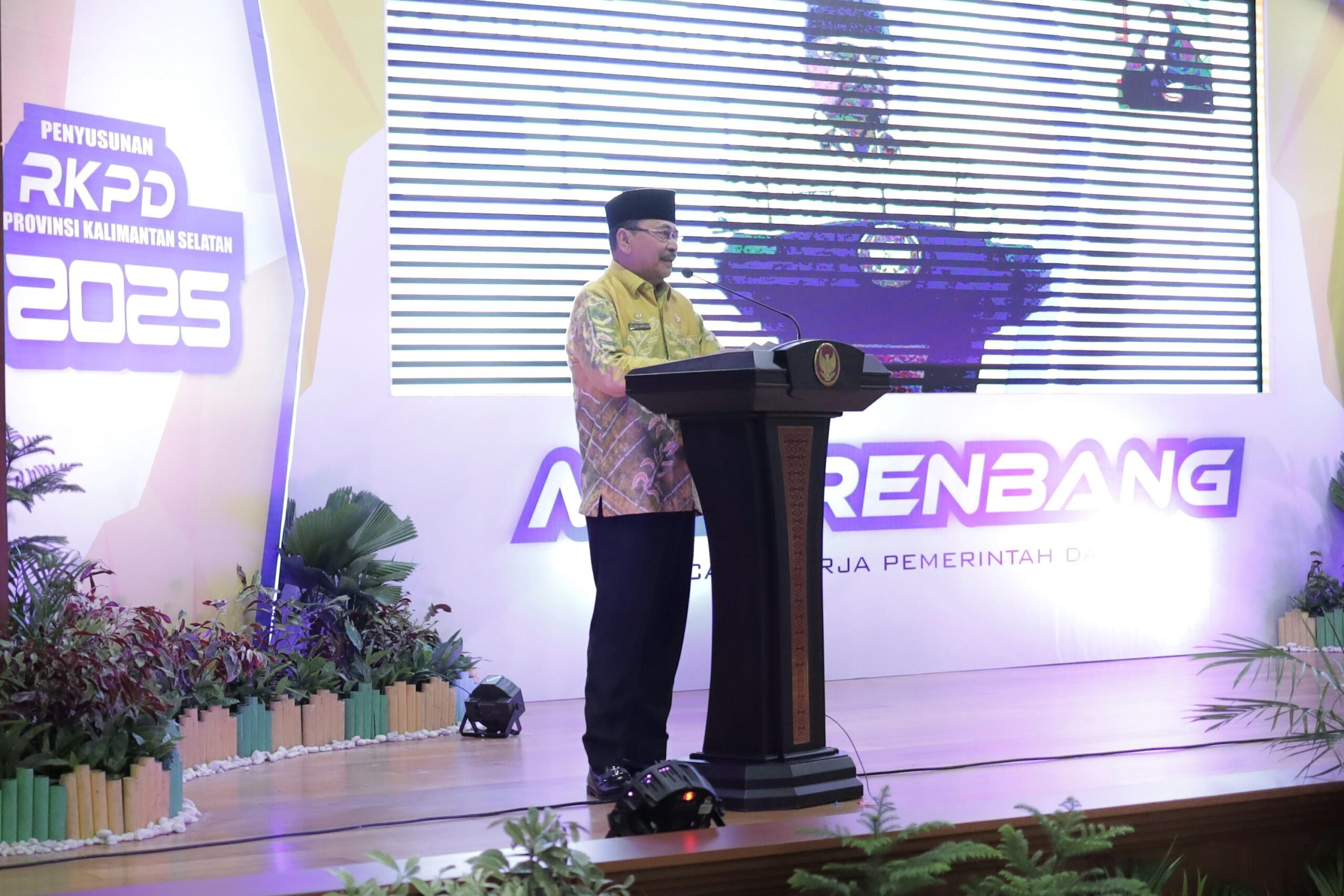 Ketua DPRD Provinsi Kalsel DR (HC) H Supian HK, SH MH menyampaikan sambutan di Musrenbang RKPD Tahun 2025.(foto : humasdprdkalsel)