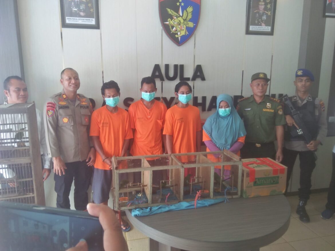 HEWAN DILINDUNGI - Kasat Polairud Polresta Banjarmasin AKP Dading Kalbu Adie saat Press Release penangkapan pelaku jual-beli hewan dindungi burung Cucak Hijau di Mako setempat kepada awak media, Senin (29/4/2024) pagi. (foto:sum/brt)