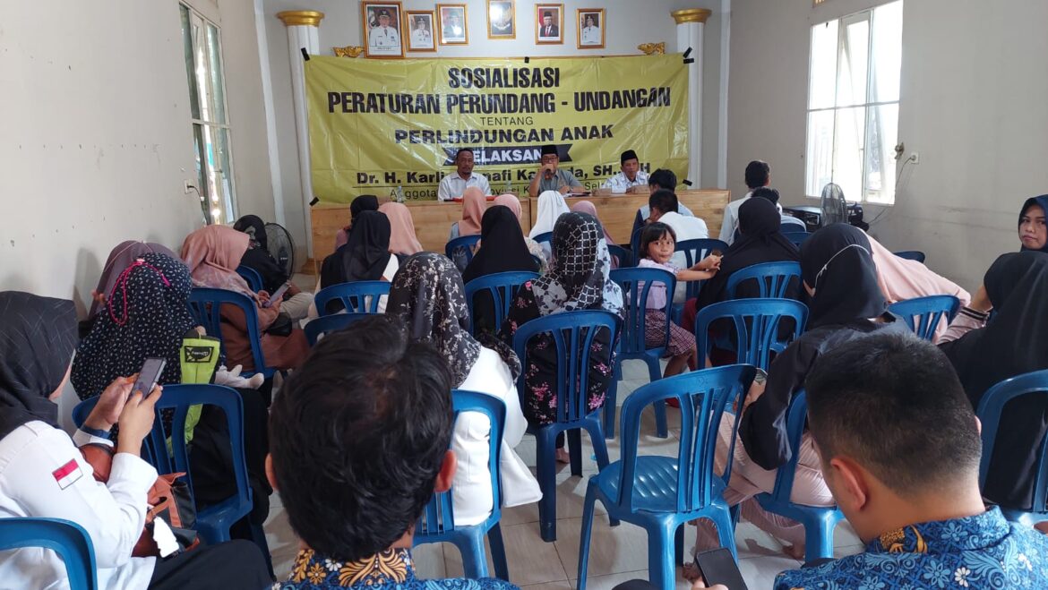 Anggota Komisi II DPRD Provinsi Kalsel Dr H Karlie Hanafi Kalianda, SH MH saat menyampaikan materi Sosialisasi tentang Pemberdayaan Perempuan dan Perlindungan Anak di Desa Semangat Dalam, Kecamatan Alalak, Kabupaten Batola.(foto : ist)