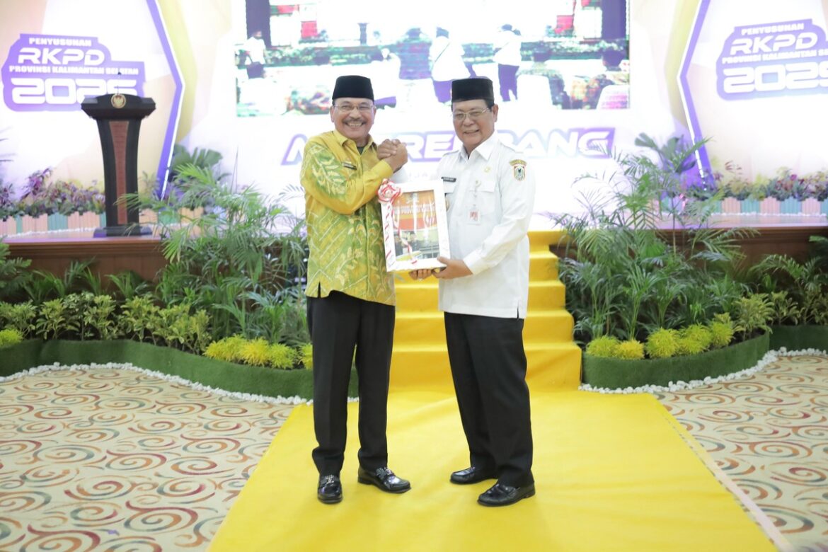 Ketua DPRD Provinsi Kalsel DR (HC) H Supian HK, SH MH menyerahkan dokumen pokok-pokok pikiran (pokir) DPRD Provinsi Kalsel kepada Gubernur Kalsel H Sahbirin Noor di Musrenbang RKPD Tahun 2025.(foto : humasdprdkalsel)