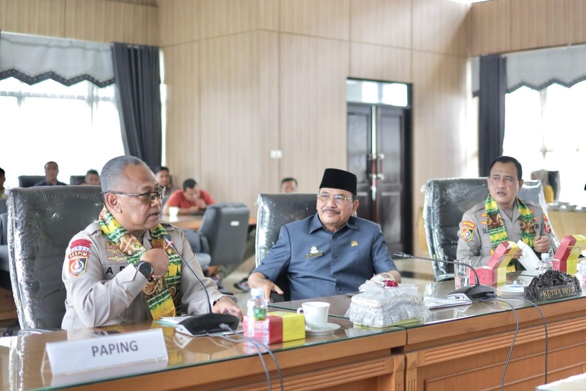 Widyaiswara Utama Sespim Lemdiklat Polri, Irjen Pol Abioso Seno Aji, SIK, MH didampingi Ketua DPRD Provinsi Kalsel DR (HC) H Supian HK, SH MH saat menyampaikan sambutan di acara kunjungan peserta PKDN.(foto : humasdprdkalsel)