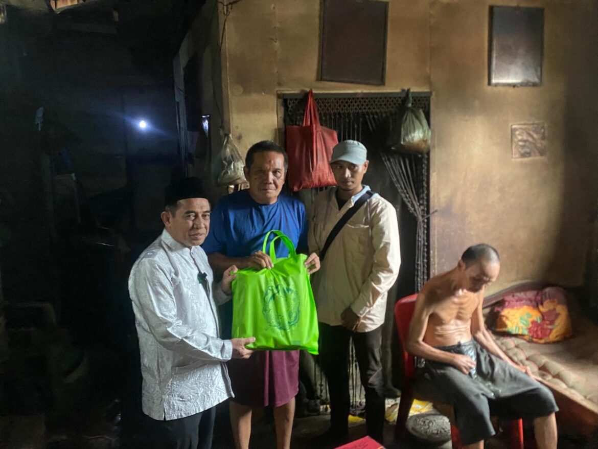 Penyaluran bansos kepada dhufa di Jalan Pangeran, Banjarmasin Utara.