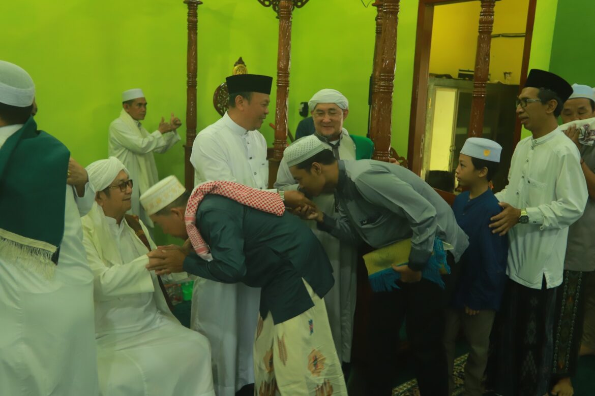Penjabat (Pj) Bupati Barito Kuala (Batola) Mujiyat, S.Sn., M.Pd melaksanakan sholat Idul Fitri 1445 Hijriah di Masjid Nurul Anwar