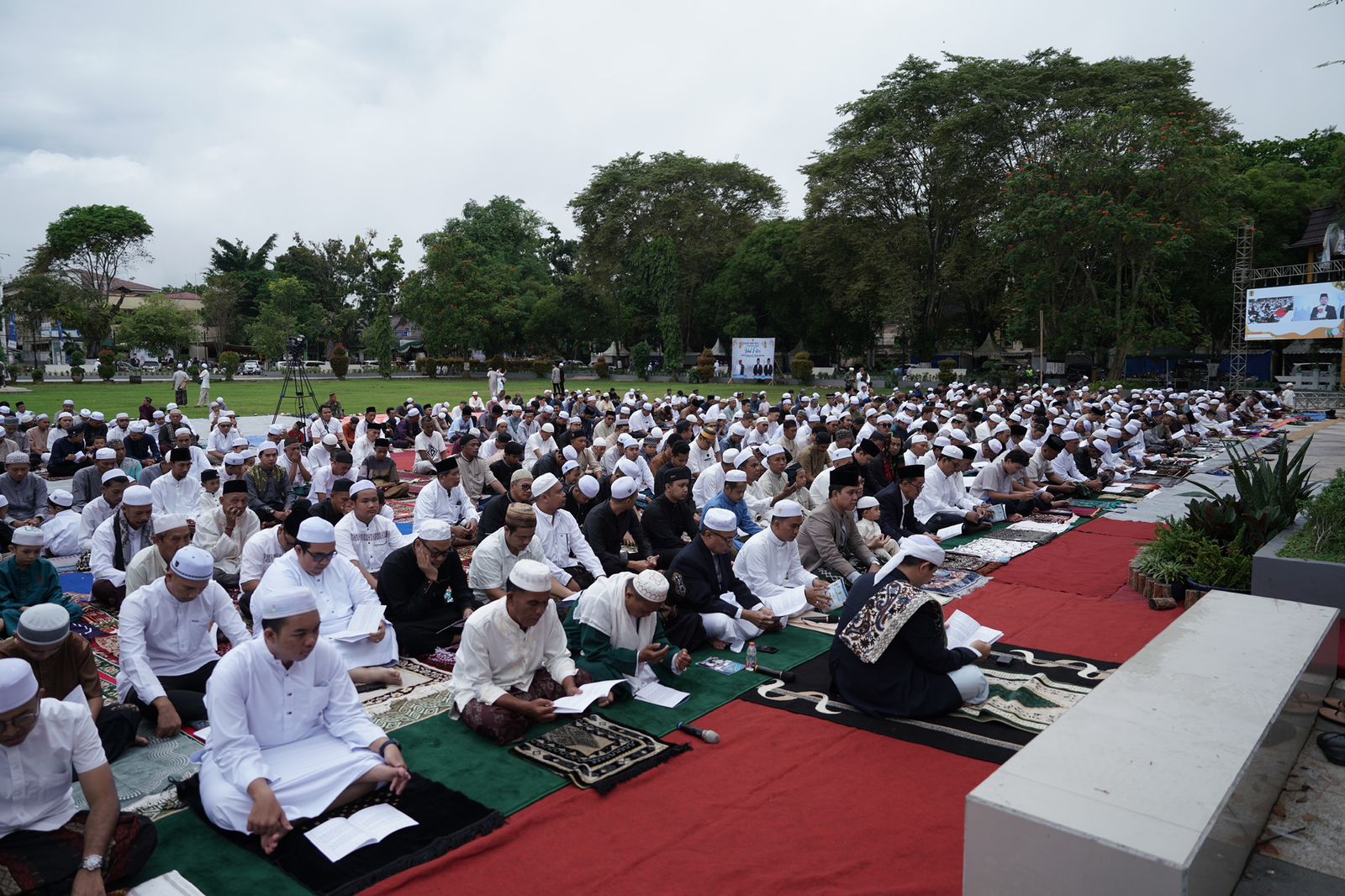 Bupati Hulu Sungai Tengah (HST) H Aulia Oktafiandi dan Wakil Bupati HST H Masyah Sabri melaksanakan sholat idul Fitri bersama dengan Forkompinda di Taman Dwi Warna Barabai, Rabu (10/4/2024) Pagi.