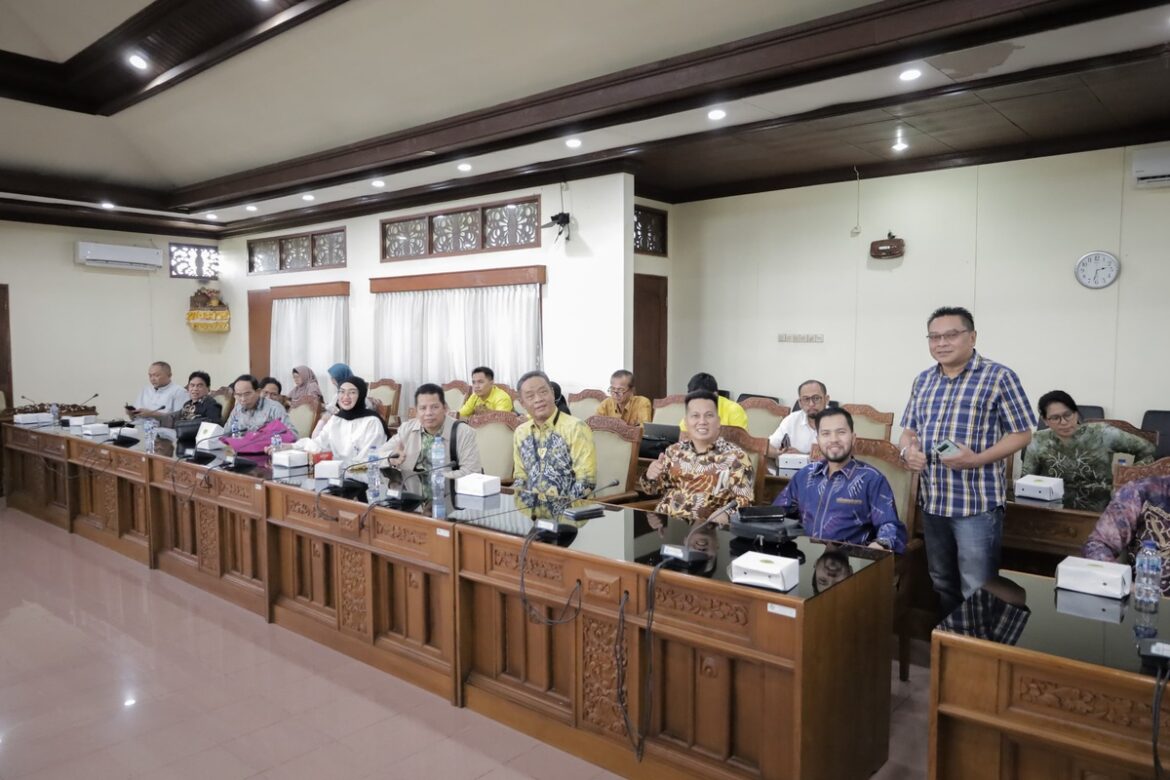 Rombongan Pansus IV DPRD Provinsi Kalsel Pembahas LKPj Kepala Daerah Tahun Anggaran 2023 saat studi banding ke DPRD Provinsi Bali.(foto : humasdprdkalsel)