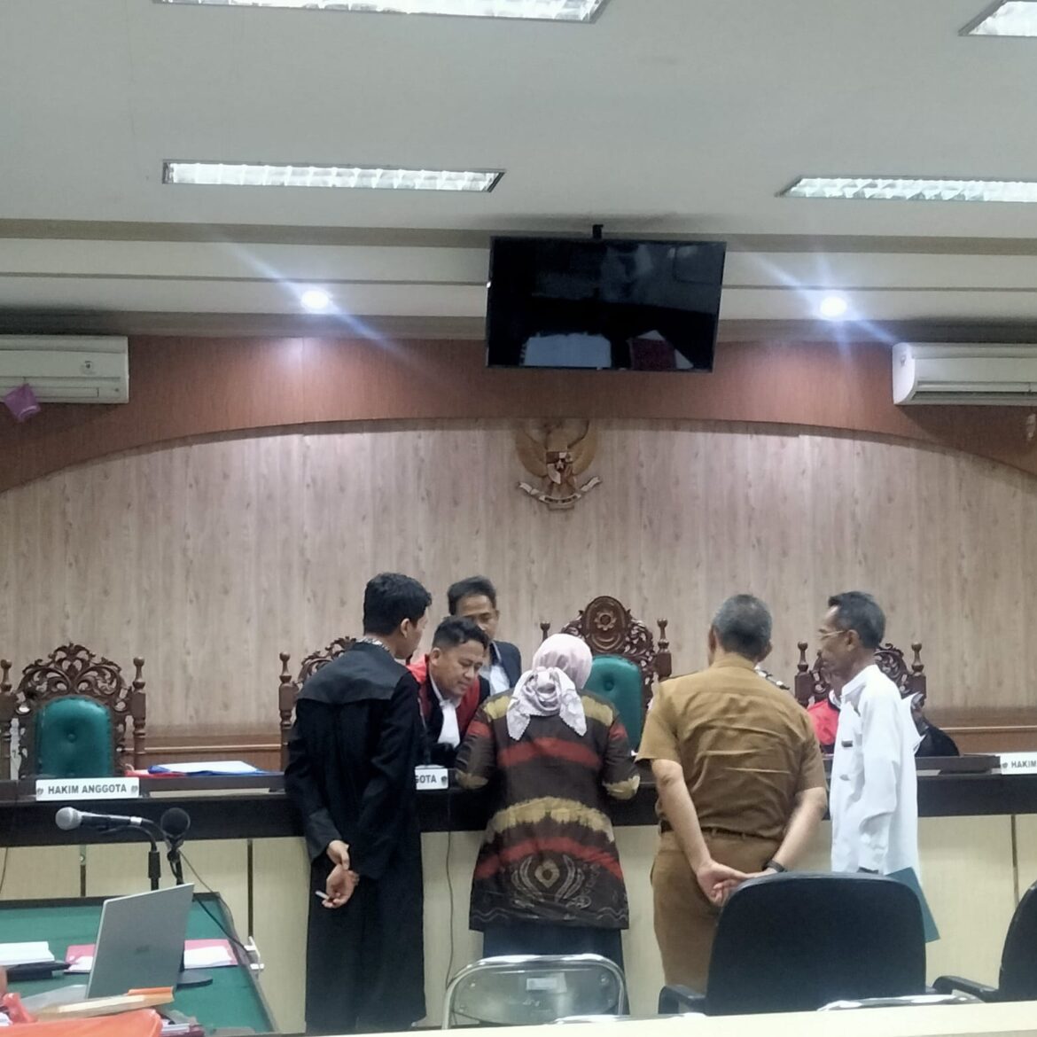 Mantan Bupati Batola Hj. Normiliyani saat memberikan kesaksiannya pada perkara dugaan korupsi yang menjadikan Dirut BPR Alalak Bahrani sebagai terdakwa.