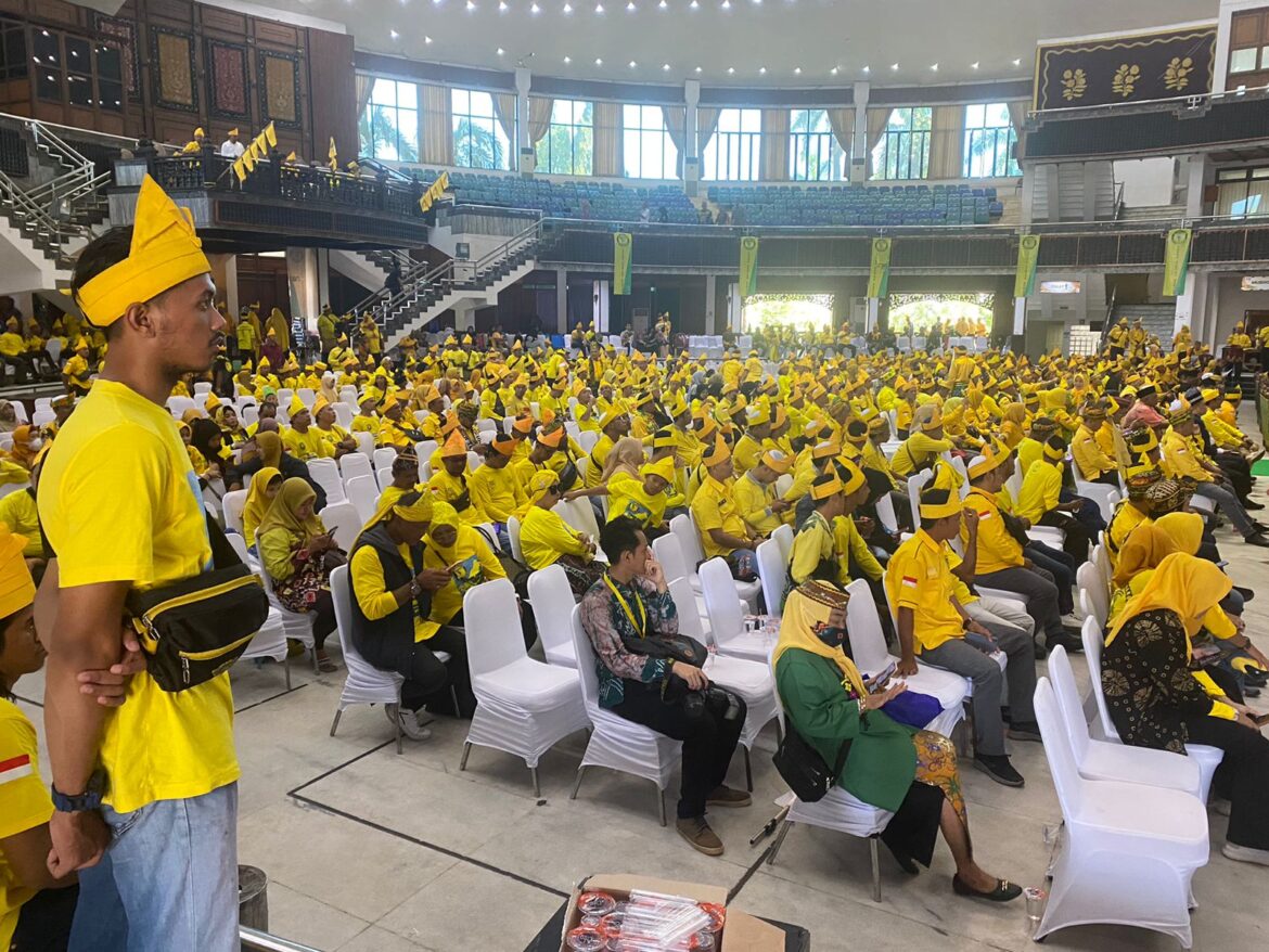 Laung kuning dikenakan dalam meramaikan Aruh Ganal Budaya Banjar di Gedung Sultan Suriansyah, Sabtu (27/4/2024).