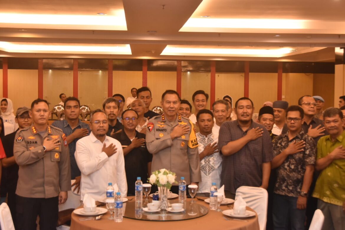 SILATURAHMI KAPOLDA - Irjen Pol Winarto selaku Kapolda Kalsel bersama jajaran insan pers ,media cetak, elektronik dan online saat buka puasa bersama di salah satu hotel di Banjarmasin, Selasa (2/4/2024) malam. (foto: istimewa/brt)