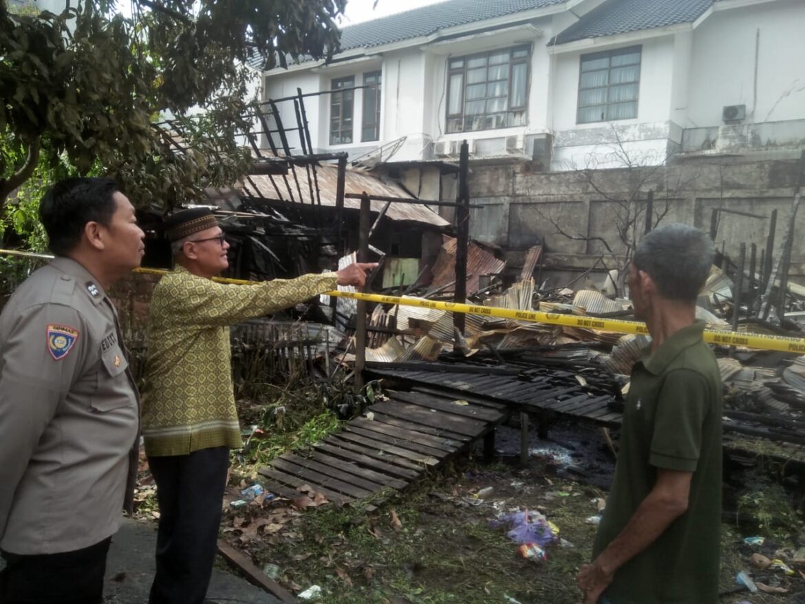 LOKASI KEBAKARAN -Anggota Bhabinkamtibmas Kuripan Bantim Aiptu Eddy dan warga setempat didampingi Ketua RT 03 Gang 6 di lokasi kebakaran menghanguskan empat rumah, Kamis (18/4/2024) dinihari. (foto:sum/brt)