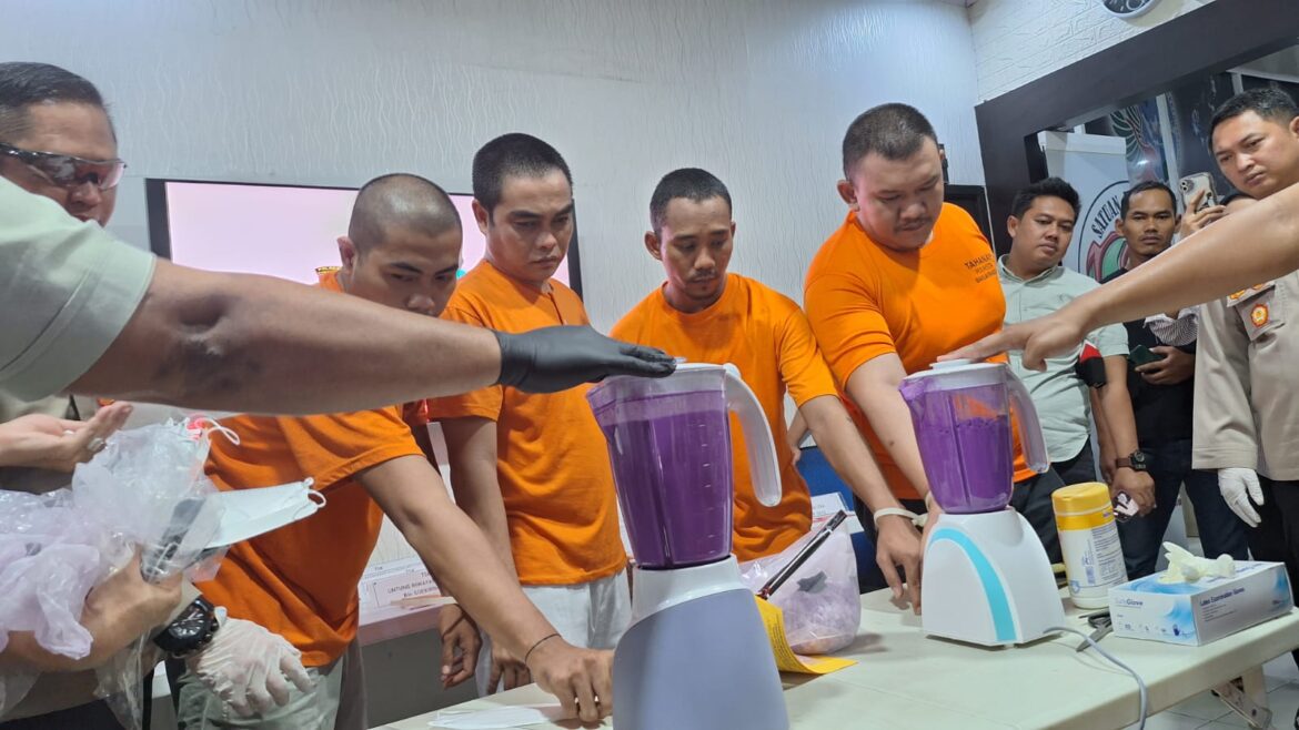 MUSNAHKAN NARKOBA - Kapolresta Banjarmasin Kombes Pol Sabana Atmojo didampingi Wakapolresta AKBP Arwin Amrih Wientama dan Kasat Resnarkoba Kompol R Prawira Bala Putra Dewa saat memusnahakan narkoba temuan selama dua bulan disaksikan para tersangka, Kamis (18/4/2024). (foto:ist)
