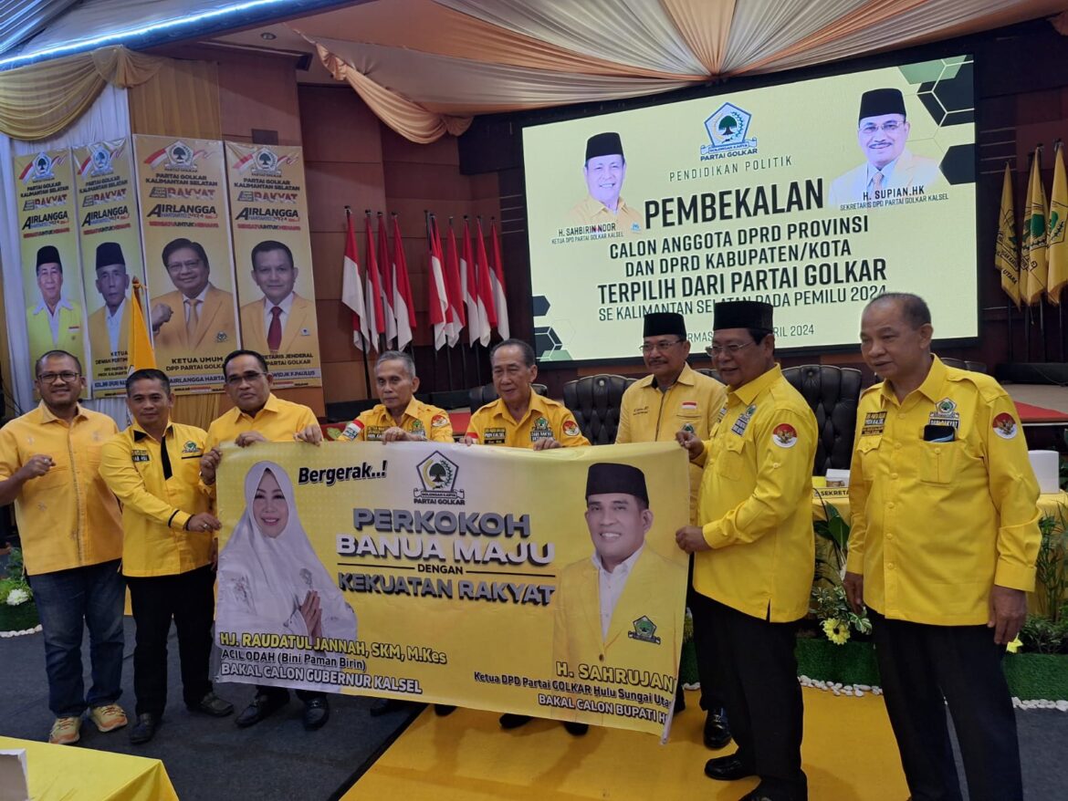 Ketua DPD Partai Golkar Provinsi Kalsel H Sahbirin Noor bersama Ketua DPD Partai Golkar Kabupaten HSU H Sahrujani bentangkan spanduk dengan foto Hj Raudatul Jannah, SKM, M.Kes atau Acil Odah sebagai Bakal Calon Gubernur Kalsel dan H Sahrujani sebagai Bakal Calon Bupati HSU didampingi para petinggi partai.(foto : ist)