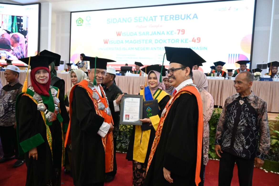 Suasana gembira ini terlihat saat Wisuda Sarjana ke-79, Wisuda Magister dan Doktor ke-49, di Gedung Serbaguna Kampus 2 UIN Antasari Banjarmasin (foto:istimewa)