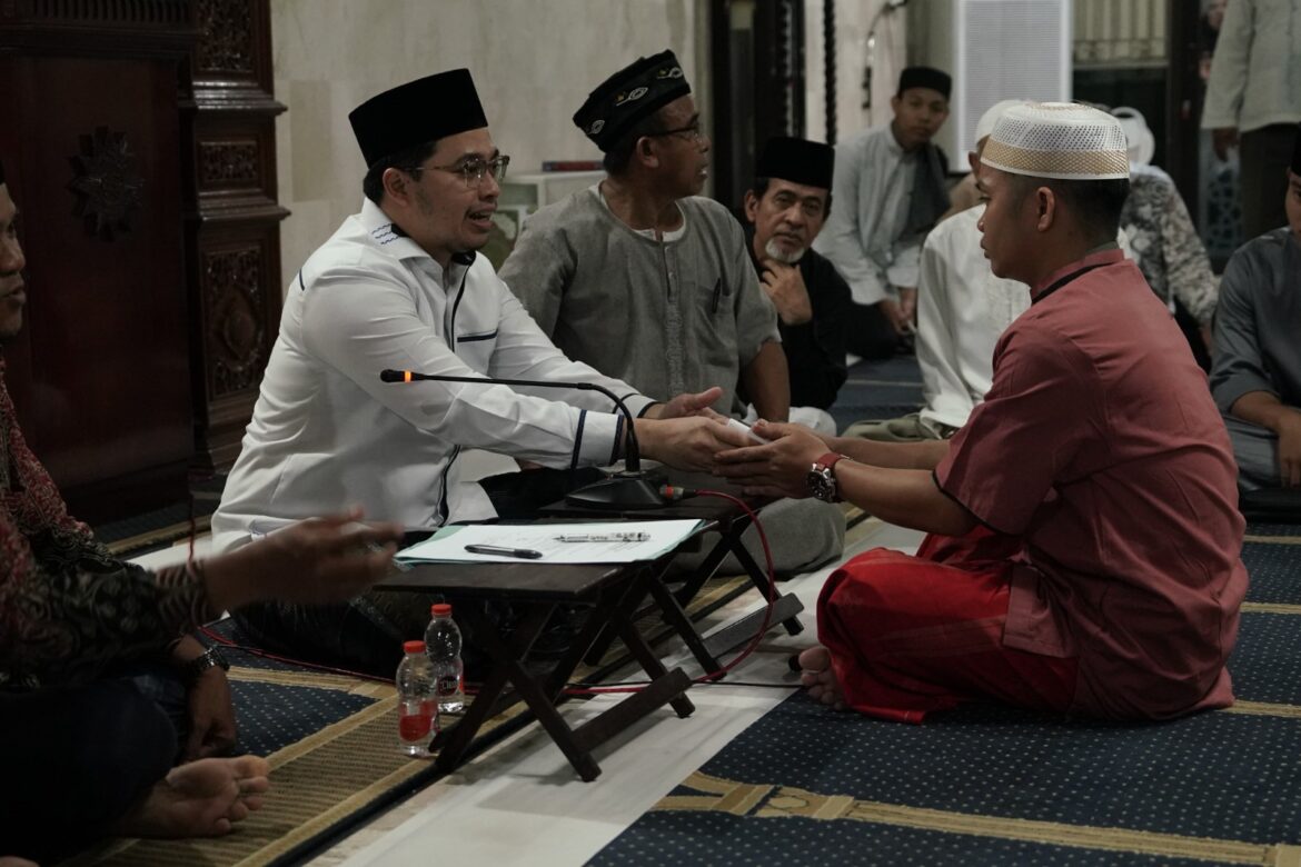 Bupati HST H Aulia Oktafiandi islamkan Salah satu Warga desa Patikalaian di masjid Mujahidin Barabai