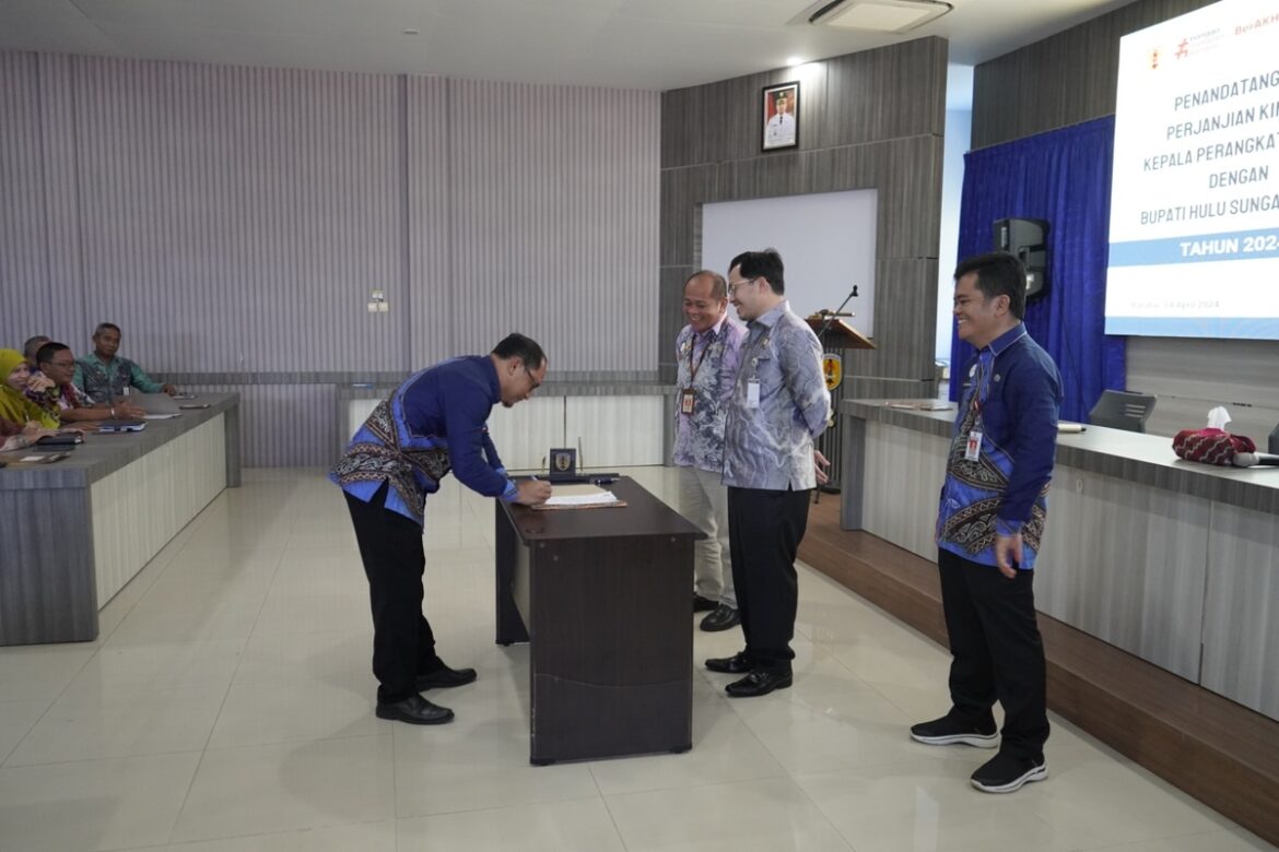 Penandantanganan perjanjian Bupato HST di Aula Bappelitbangda