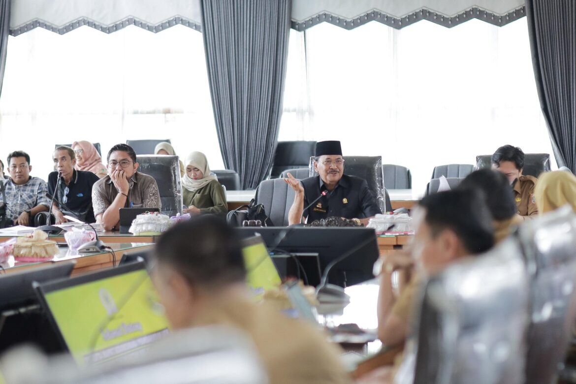 Ketua DPRD Provinsi Kalsel DR (HC) H Supian HK, SH MH didampingi Wakil Ketua DPRD Provinsi Kalsel Muhammad Syaripuddin memimpin rapat koordinasi pembahasan LKPj Kepala Daerah Tahun Anggaran 2023 dihadiri Sekdaprov Kalsel Roy Rizali Anwar.(foto : humasdprdkalsel)