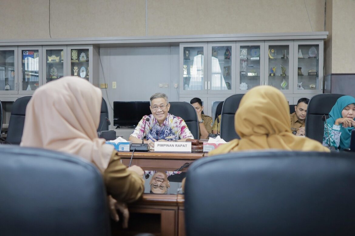 Komisi II DPRD Provinsi Kalsel melaksanakan rapat kerja bersama tiga mitra kerjanya untuk membahas tiga buah raperda yang belum selesai pembahasannya.(foto : humasdprdkalsel)