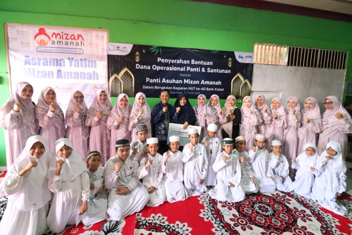 Ikatan Istri Pegawai Bank Kalsel melalui UPZ Bank Kalsel memberikan bantuan dana operasional dan santunan ke panti asuhan (foto:humas bank kalsel)