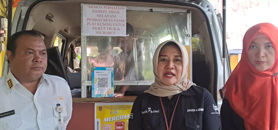 Kepala Bank Kalsel Banjarbaru, Khairunnisa menyerahkan Printer QRIS ke UPPD Samsat Banjarbaru (foto:istimewa)
