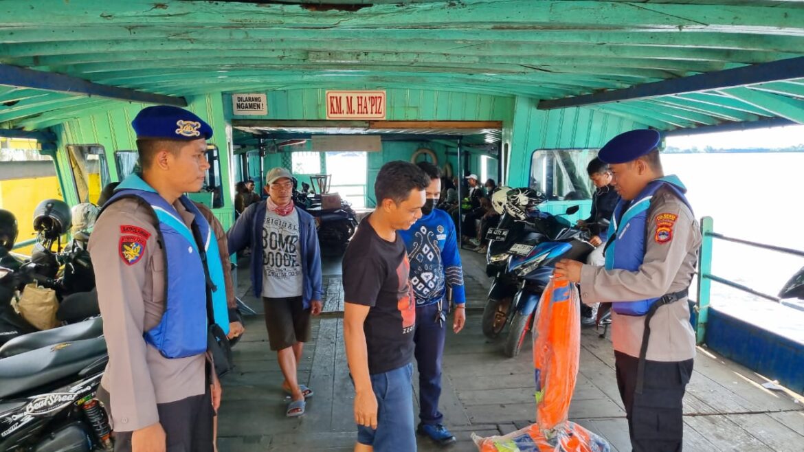 SYARAT KESELAMATAN - Anggota Satpolair Polresta Banjarmasin saat mengimbau terkait keselamatan kapal wajib memiliki life jacket dan pelampung di Pelabuhan Dermaga Banjar Raya, Senin (1/4/2024). (foto:ist)