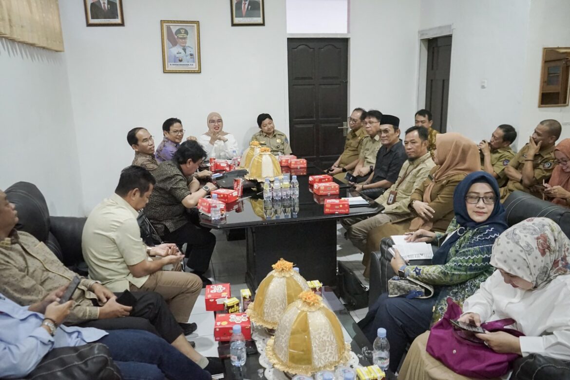 Komisi IV DPRD Provinsi Kalsel bersama mitra kerja melaksanakan kunjungan kerja ke Disnakertrans Sulsel.(foto : humasdprdkalsel)