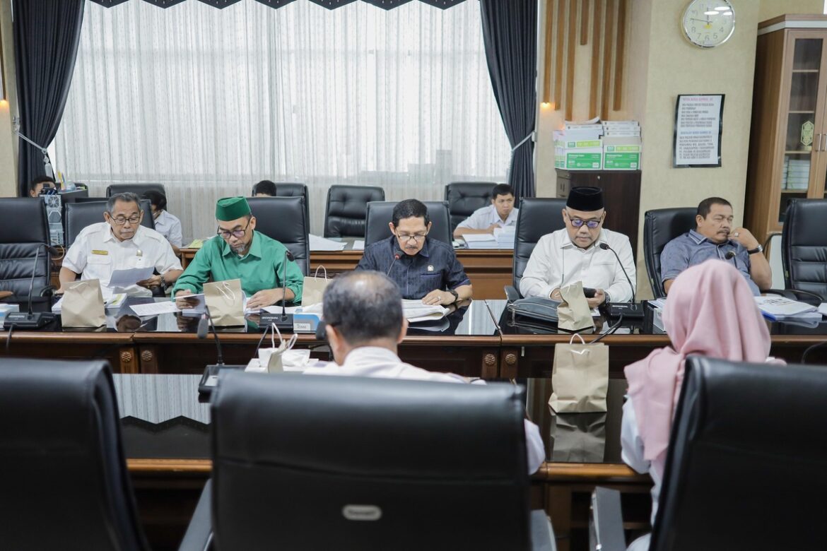 Pansus III DPRD Provinsi Kalsel melaksanakan rapat kerja bersama Dinas Perumahan dan Kawasan Permukiman Provinsi Kalsel membahas capaian kinerja di LKPj Kepala Daerah Tahun Anggaran 2023.(foto : humasdprdkalsel)