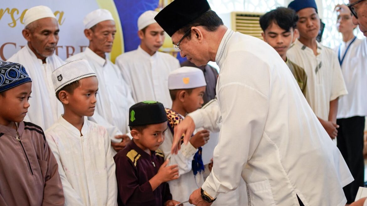 PAKET BERKAH - Penyerahan paket berkah HUT ke 14 Yayasan Hasnur Centre. diserahkan langsung oleh Ketua Umum Yayasan Hasnur Centre, Nila Susanti Sulaiman, serta Direktur Eksekutif Yayasan Hasnur Centre, Zulfikar Alimuddin, kepada perwakilan anak yatim dan guru di dua lokus desa inovatif Yayasan Hasnur Centre, di beberapa desa di Kabupaten Batola dan Tapin. (foto:ist)